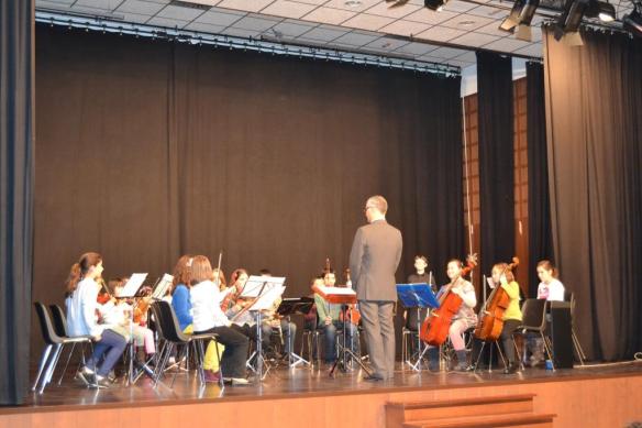 L'Orquestra Infantil durant l'audició de Nadal 2014. Foto: Oscar Senabre